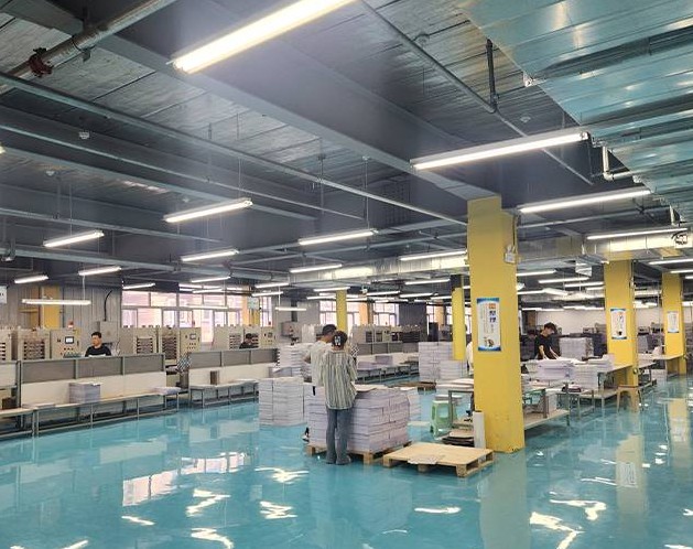 LOZAVY cleanroom production lines with operators